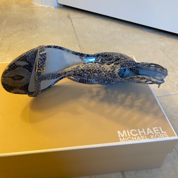 Michael Kors Embossed leather sandal - Picture 2 of 3